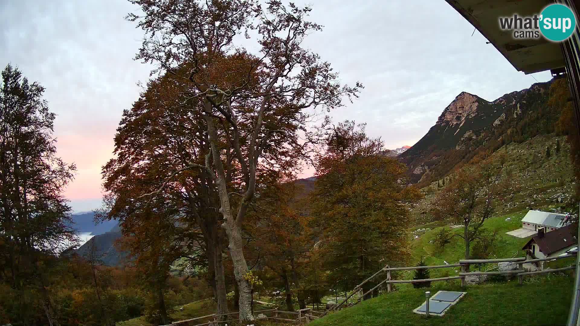 Cámara en vivo de la cabaña de montaña Planina Razor (1315) | vista hacia Tolminski Migovec