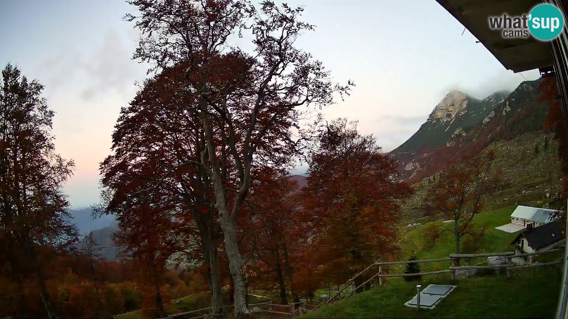 Baita di montagna Planina Razor webcam (1315) | vista su Tolminski Migovec