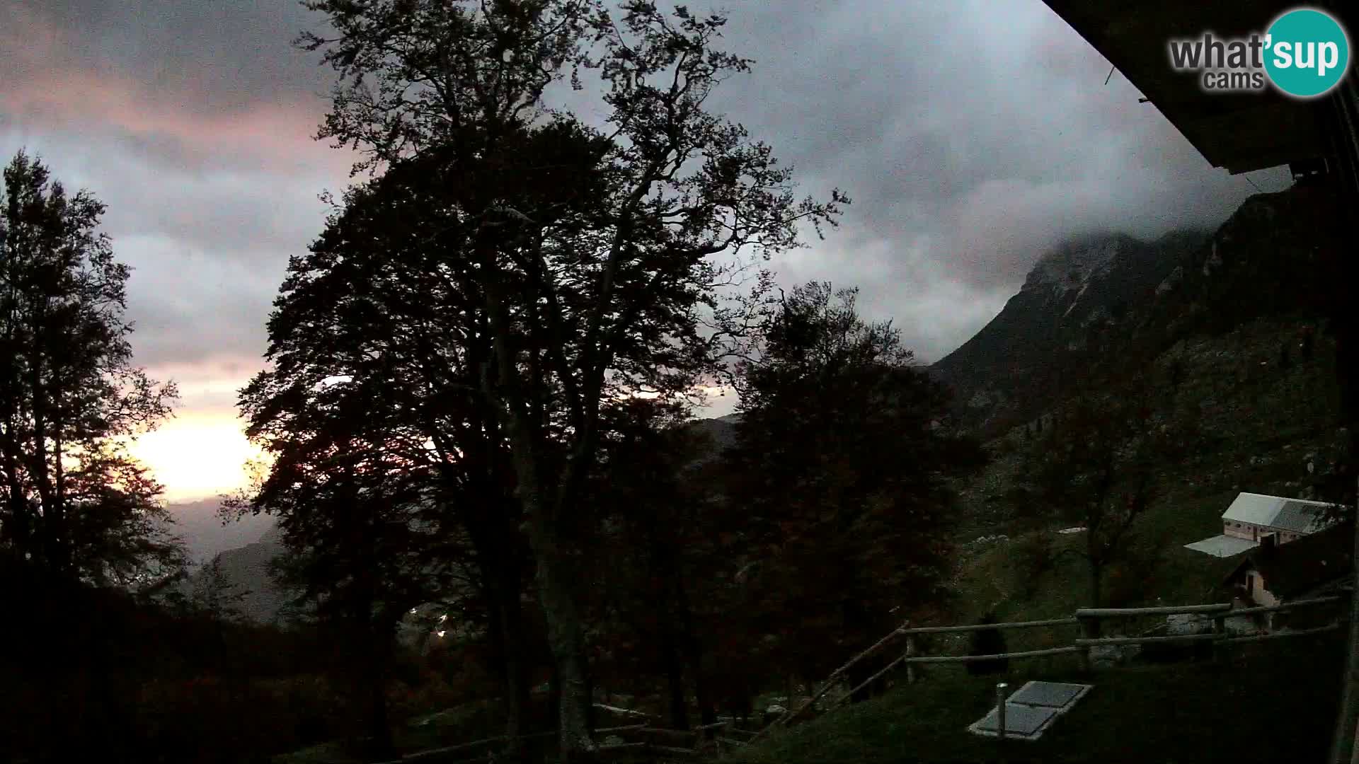 Cámara en vivo de la cabaña de montaña Planina Razor (1315) | vista hacia Tolminski Migovec