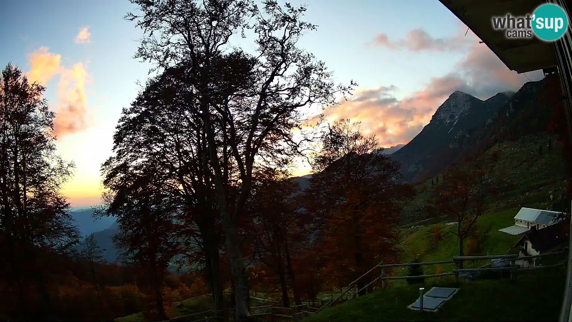 Koča na Planini Razor spletna kamera (1315) | Pogled na Tolminski Migovec