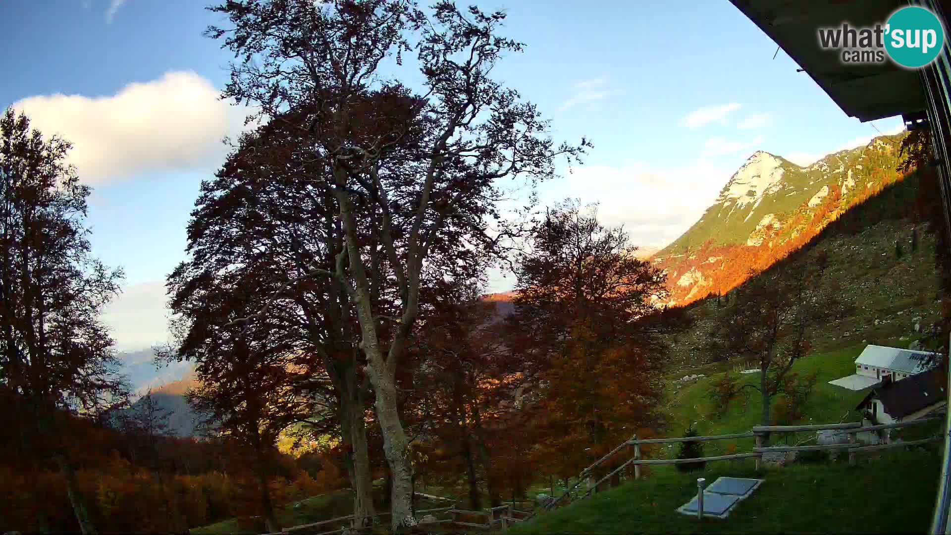 Cámara en vivo de la cabaña de montaña Planina Razor (1315) | vista hacia Tolminski Migovec