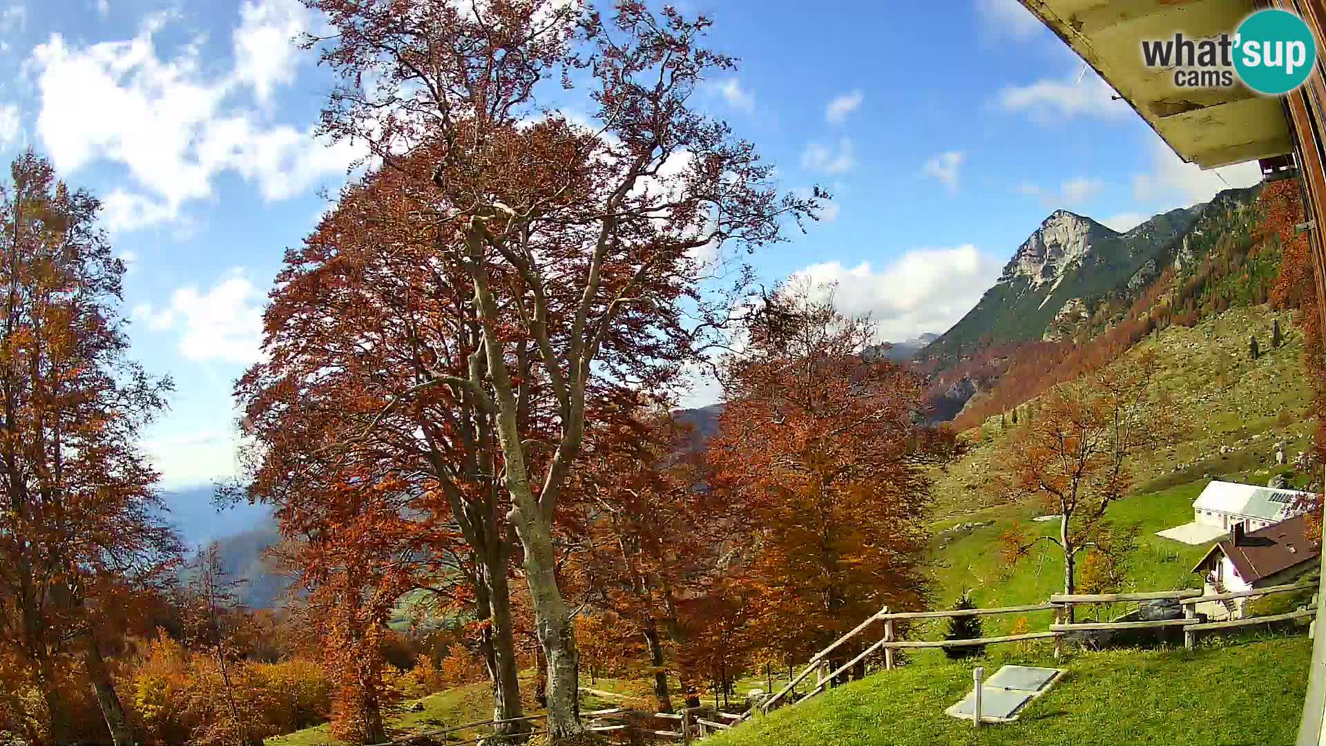 Cámara en vivo de la cabaña de montaña Planina Razor (1315) | vista hacia Tolminski Migovec
