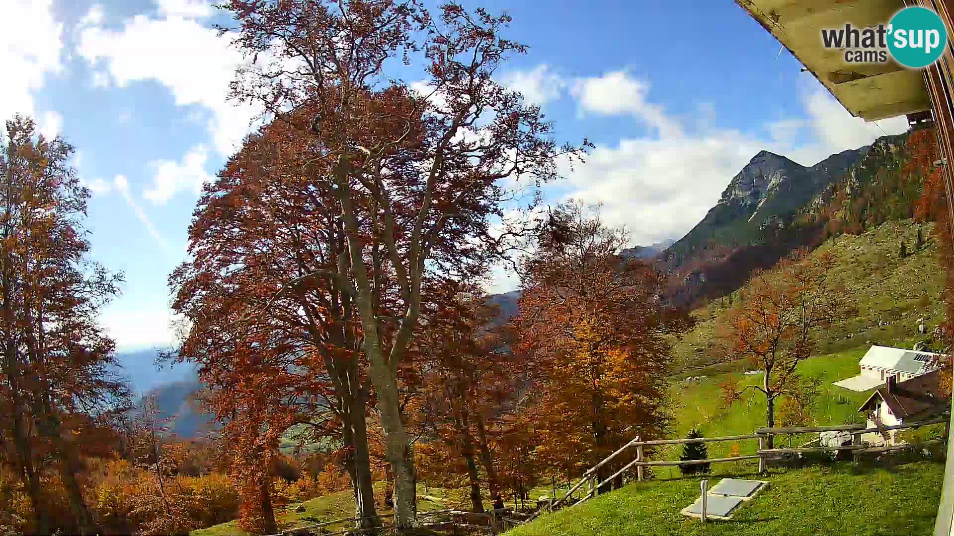Cámara en vivo de la cabaña de montaña Planina Razor (1315) | vista hacia Tolminski Migovec