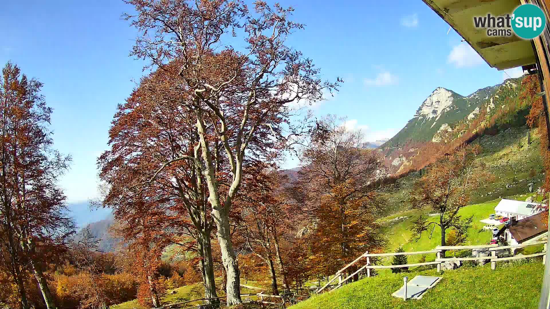 Cámara en vivo de la cabaña de montaña Planina Razor (1315) | vista hacia Tolminski Migovec