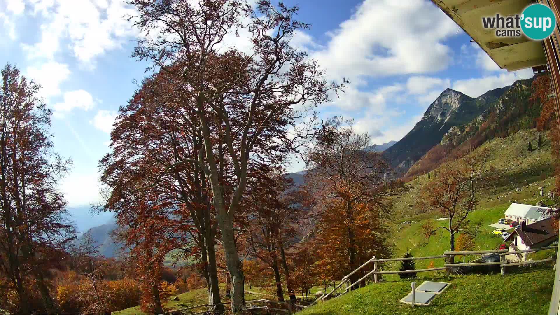 Koča na Planini Razor spletna kamera (1315) | Pogled na Tolminski Migovec