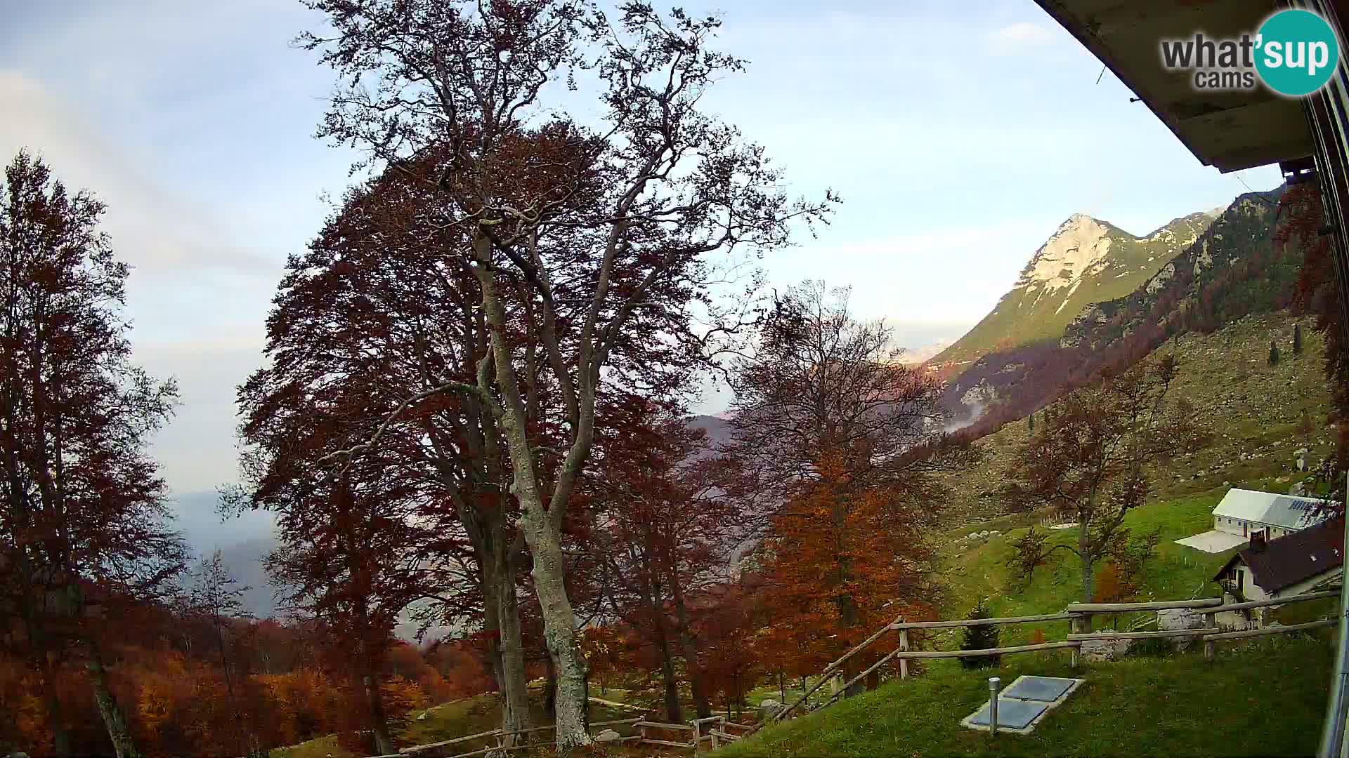 Baita di montagna Planina Razor webcam (1315) | vista su Tolminski Migovec