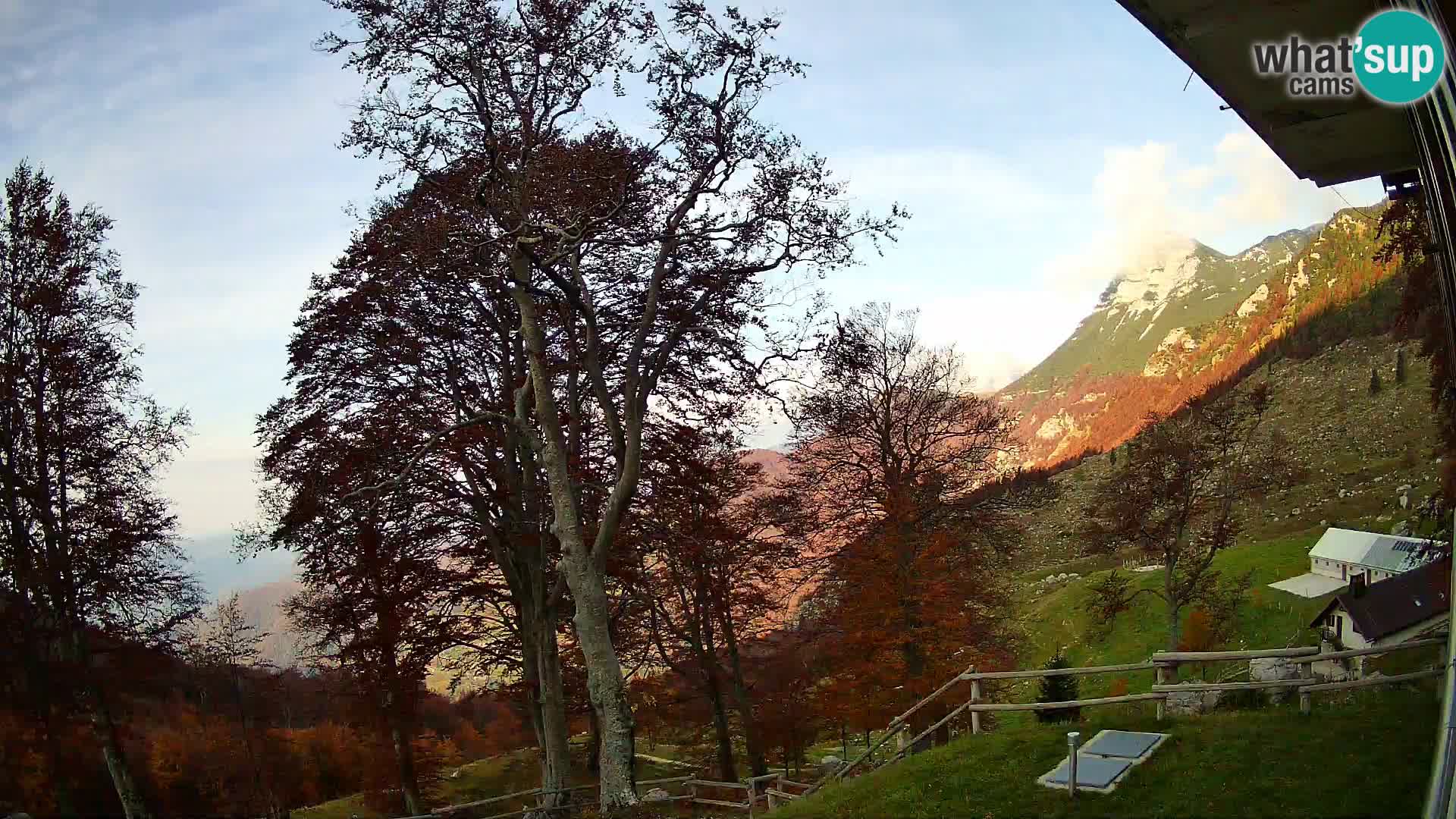 Baita di montagna Planina Razor webcam (1315) | vista su Tolminski Migovec
