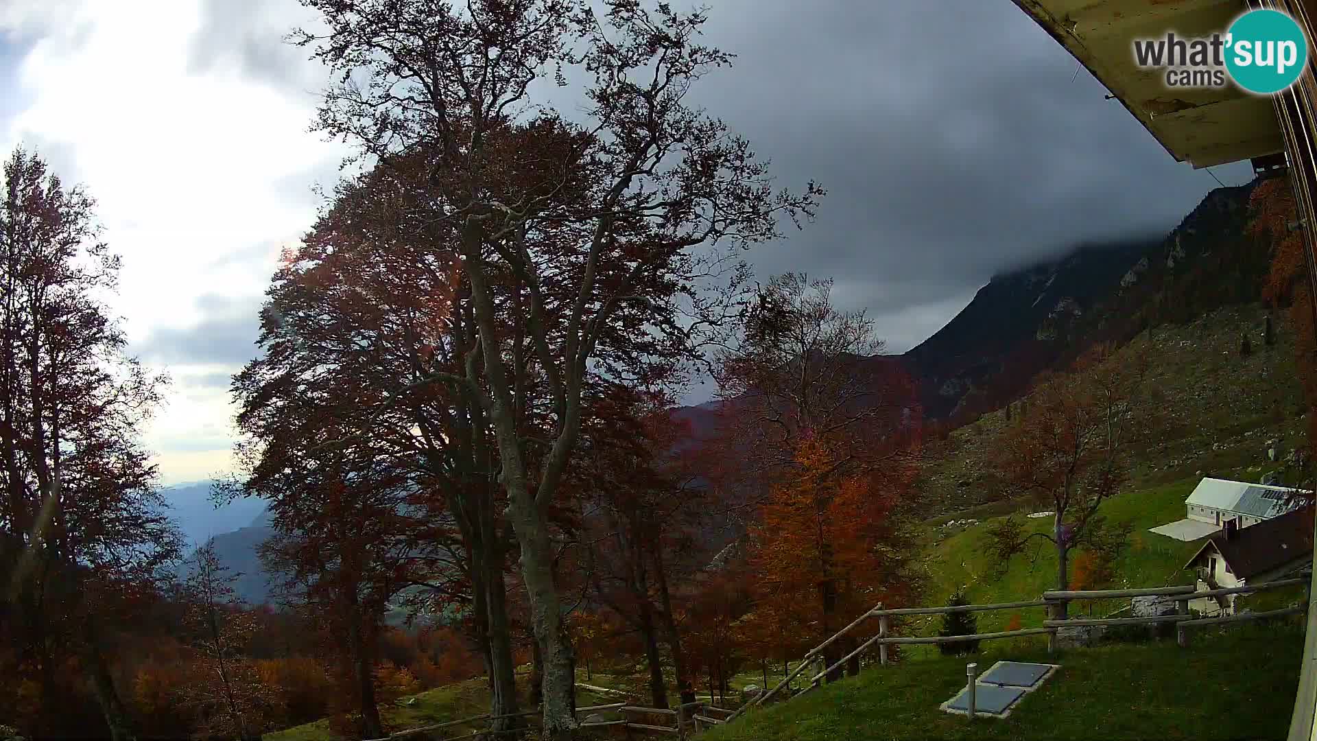 Baita di montagna Planina Razor webcam (1315) | vista su Tolminski Migovec