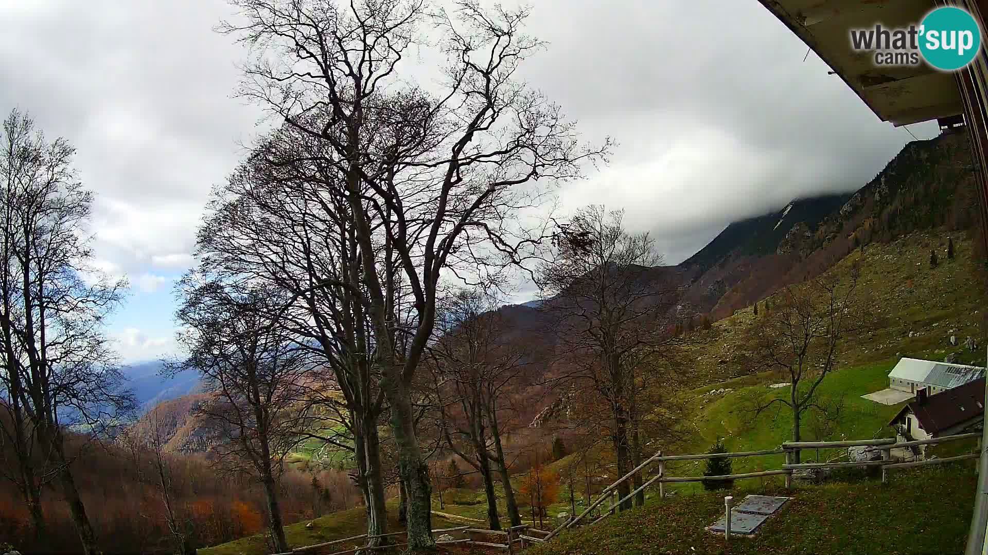 Cámara en vivo de la cabaña de montaña Planina Razor (1315) | vista hacia Tolminski Migovec