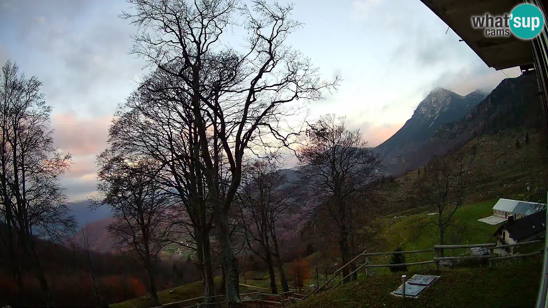 Baita di montagna Planina Razor webcam (1315) | vista su Tolminski Migovec