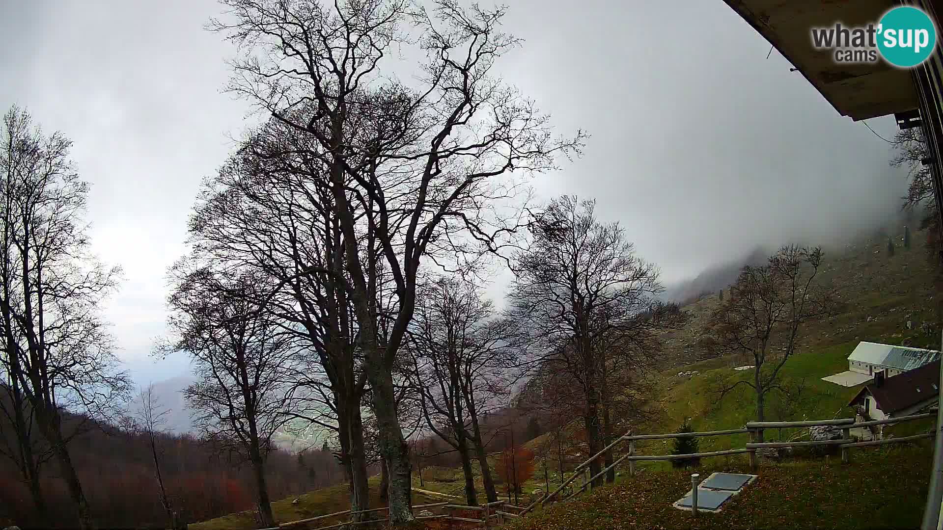 Koča na Planini Razor spletna kamera (1315) | Pogled na Tolminski Migovec