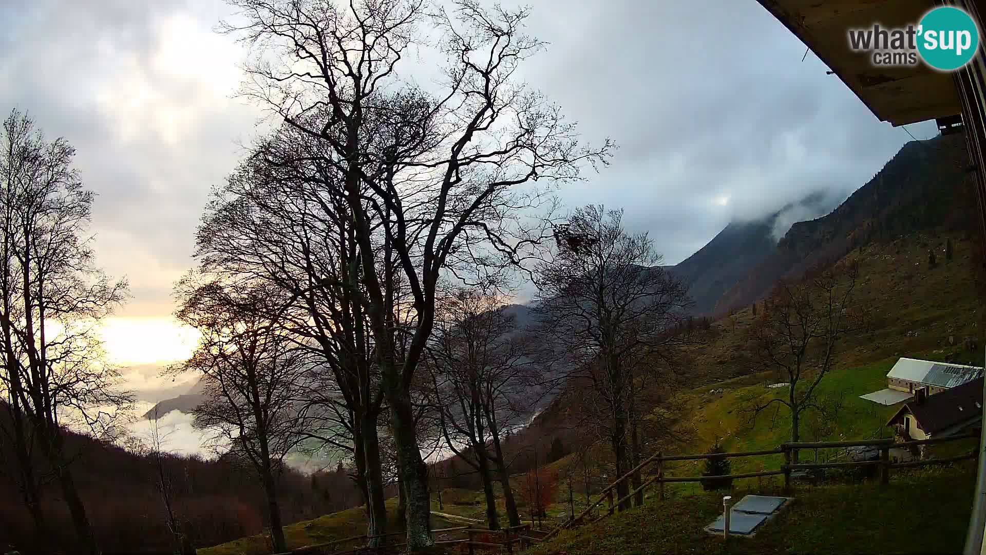 Cámara en vivo de la cabaña de montaña Planina Razor (1315) | vista hacia Tolminski Migovec