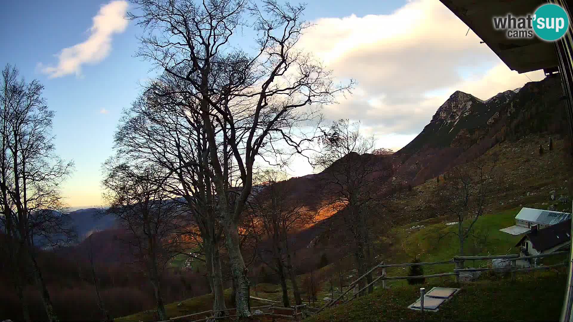 Baita di montagna Planina Razor webcam (1315) | vista su Tolminski Migovec