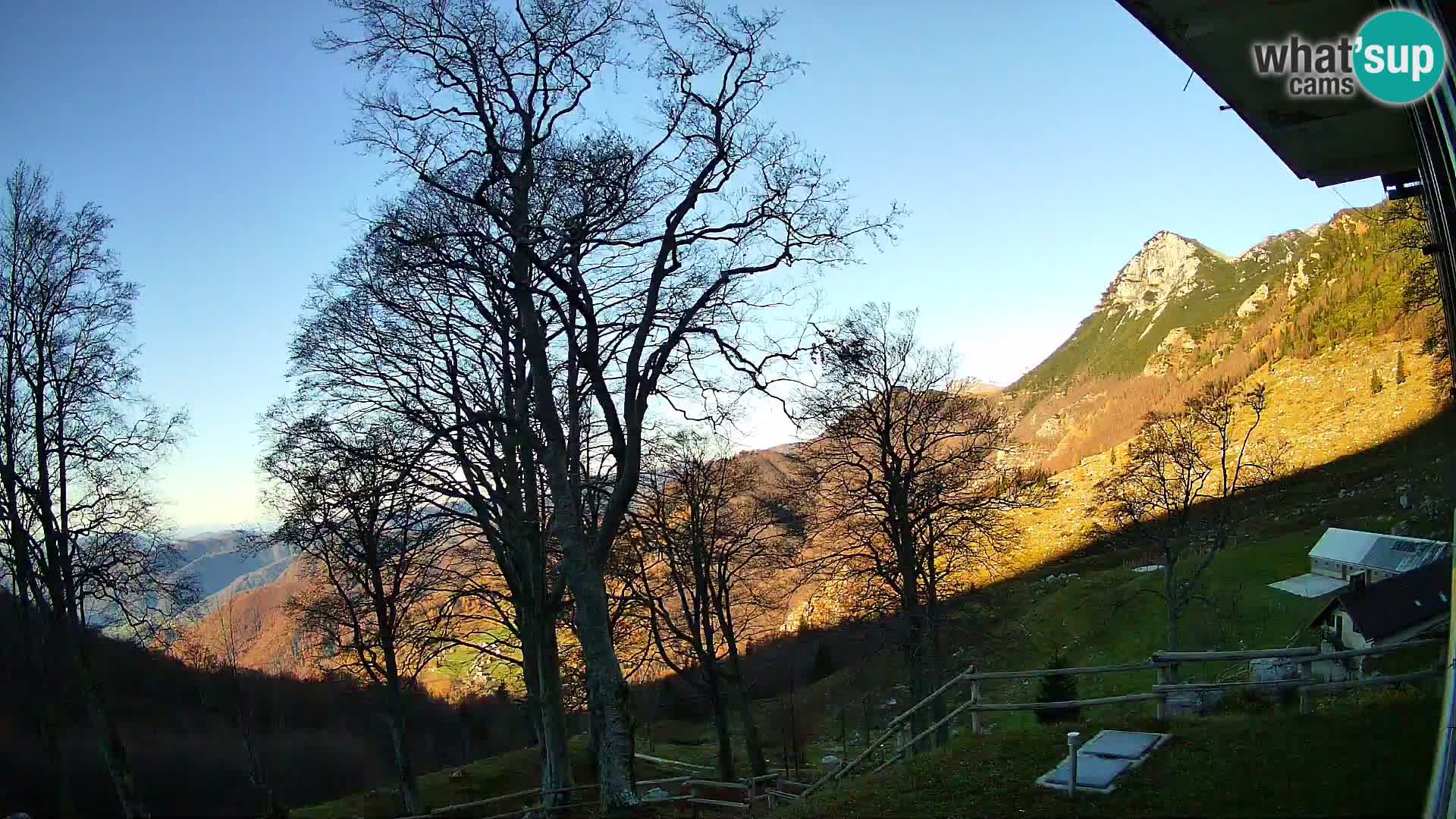 Planina Razor Bergütte Webcam (1315) | Blick auf Tolminski Migovec