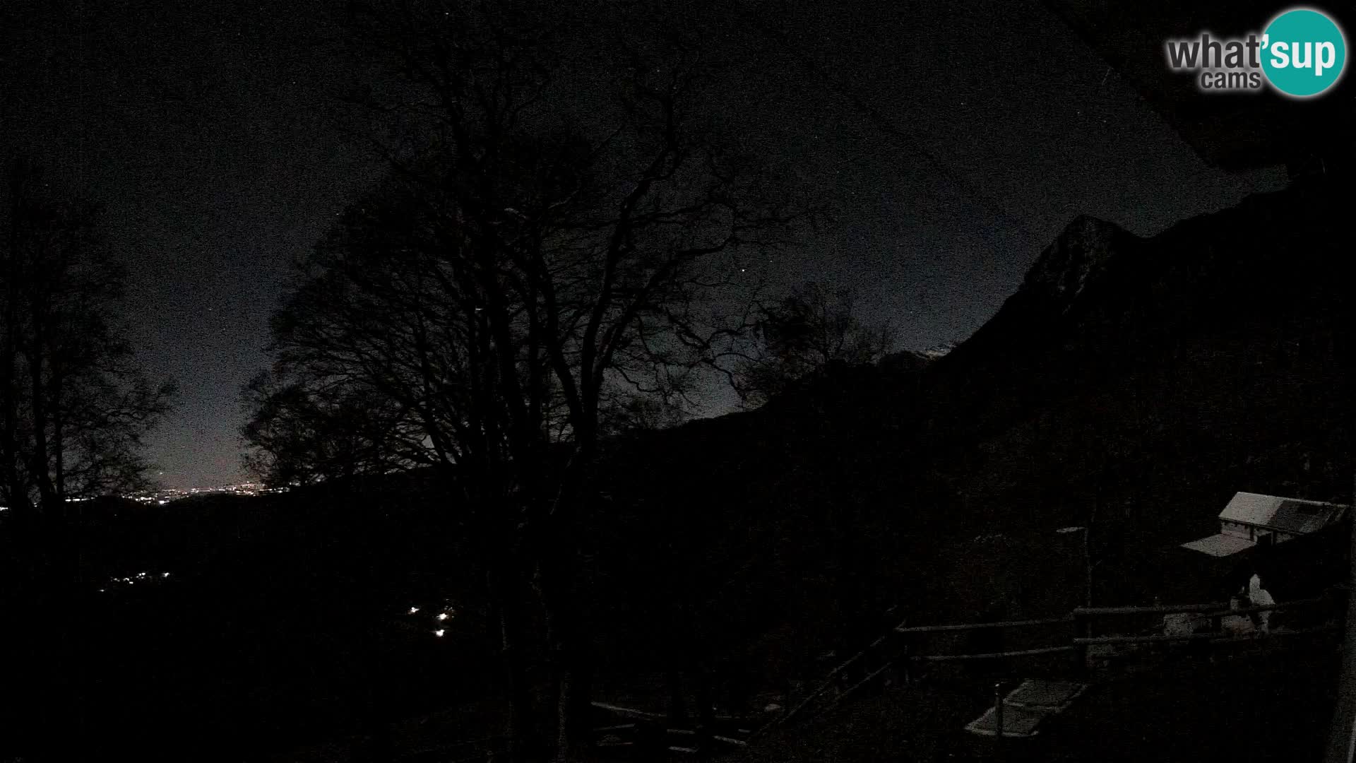 Koča na Planini Razor spletna kamera (1315) | Pogled na Tolminski Migovec