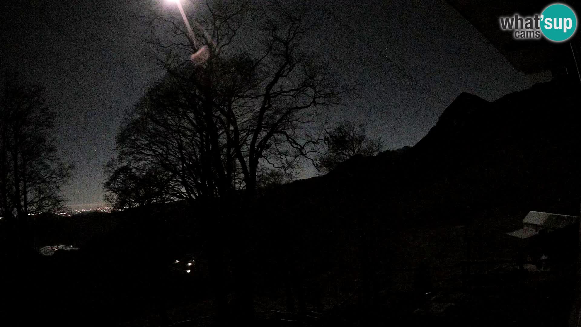 Cámara en vivo de la cabaña de montaña Planina Razor (1315) | vista hacia Tolminski Migovec