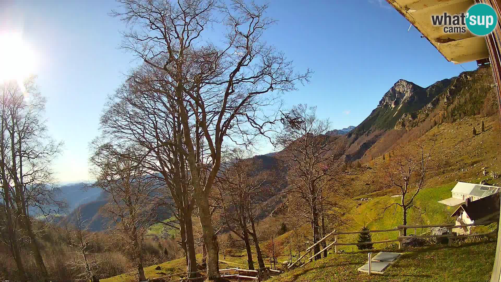 Koča na Planini Razor spletna kamera (1315) | Pogled na Tolminski Migovec