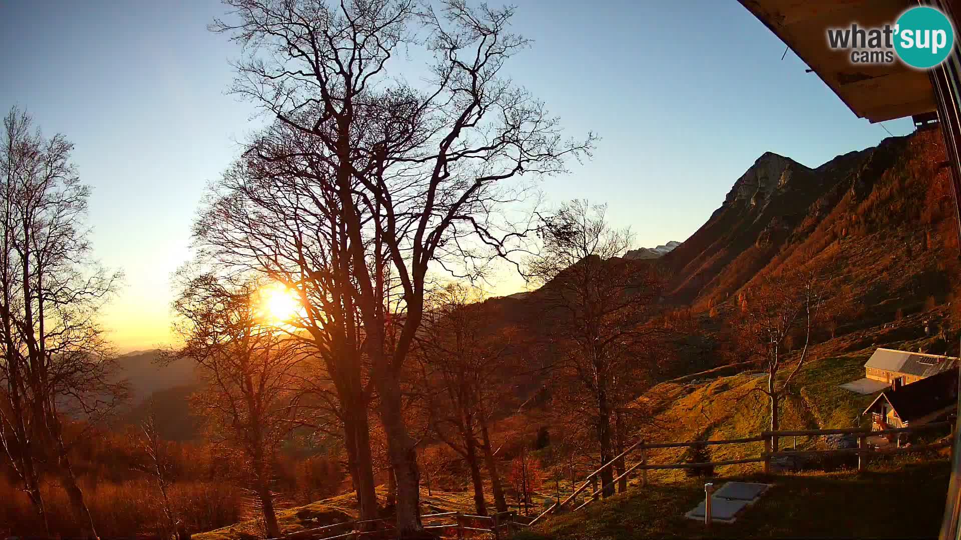 Koča na Planini Razor spletna kamera (1315) | Pogled na Tolminski Migovec