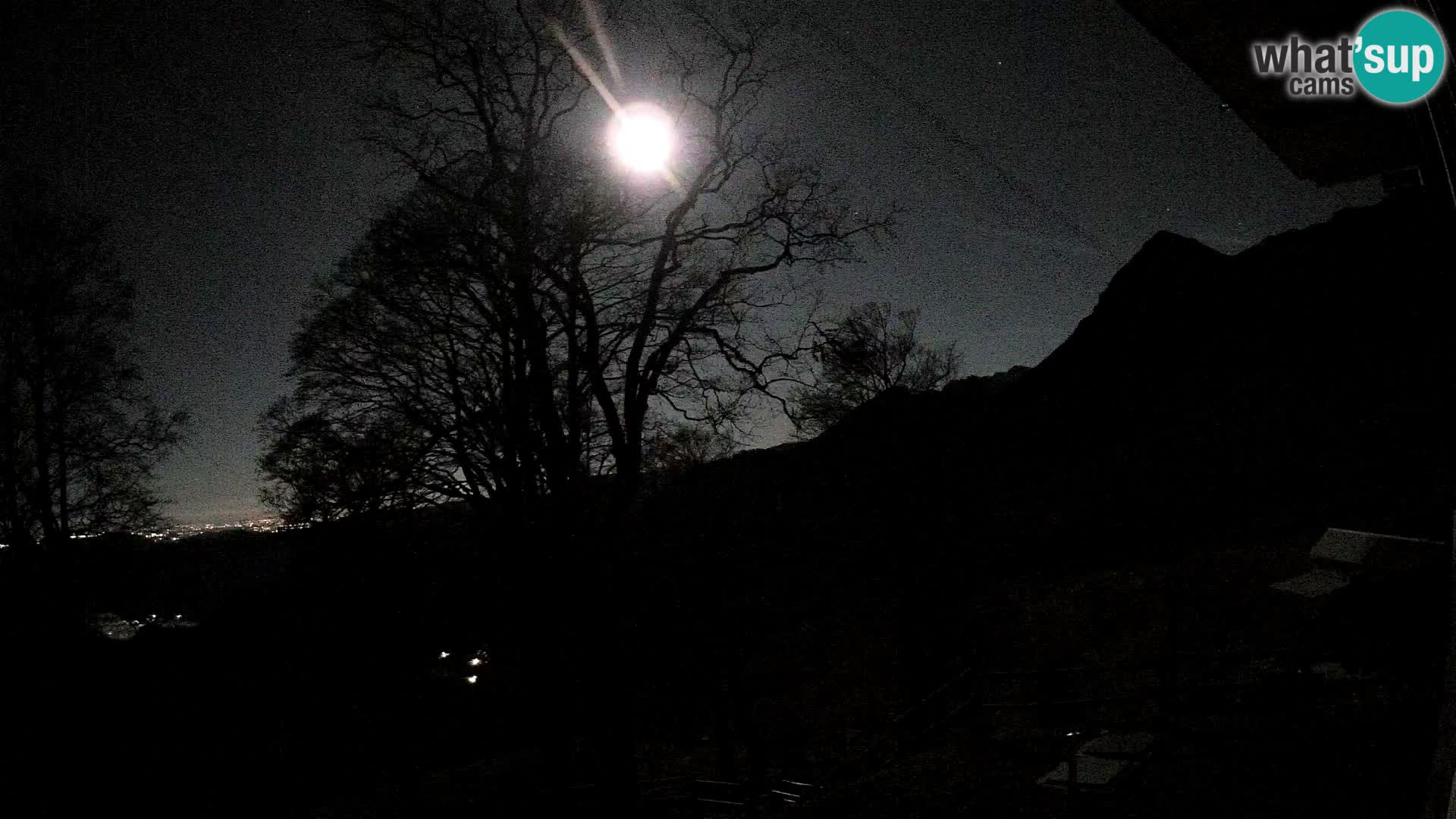 Cámara en vivo de la cabaña de montaña Planina Razor (1315) | vista hacia Tolminski Migovec