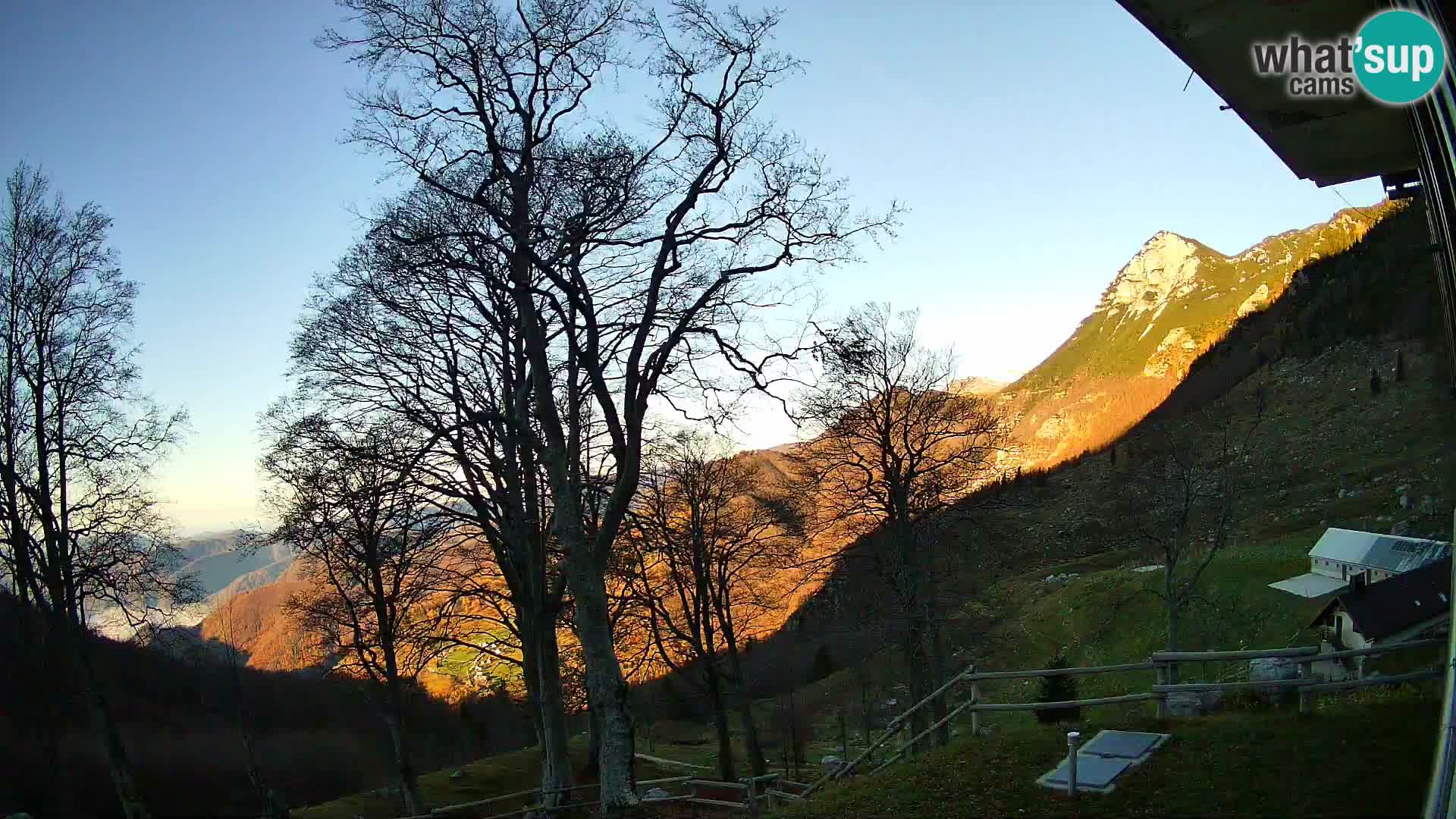 Cámara en vivo de la cabaña de montaña Planina Razor (1315) | vista hacia Tolminski Migovec