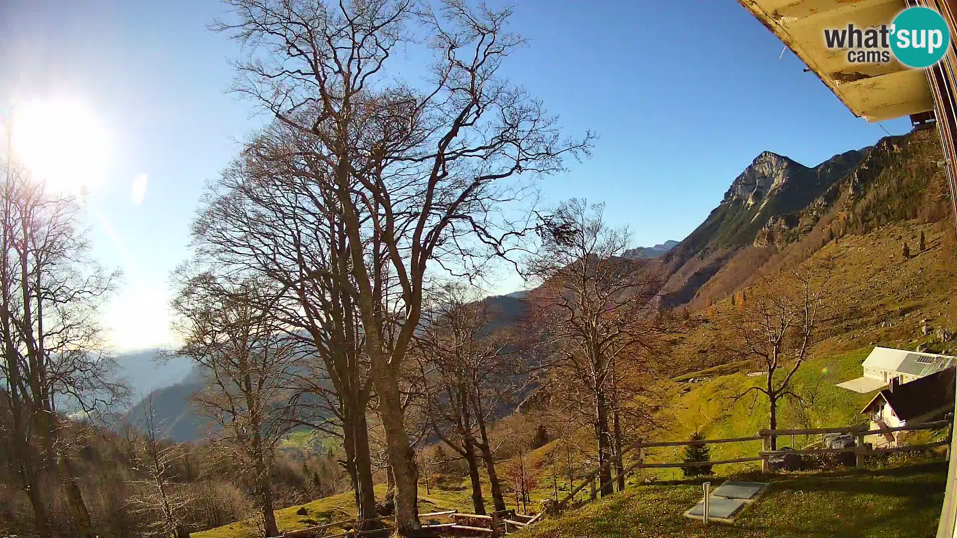 Cámara en vivo de la cabaña de montaña Planina Razor (1315) | vista hacia Tolminski Migovec