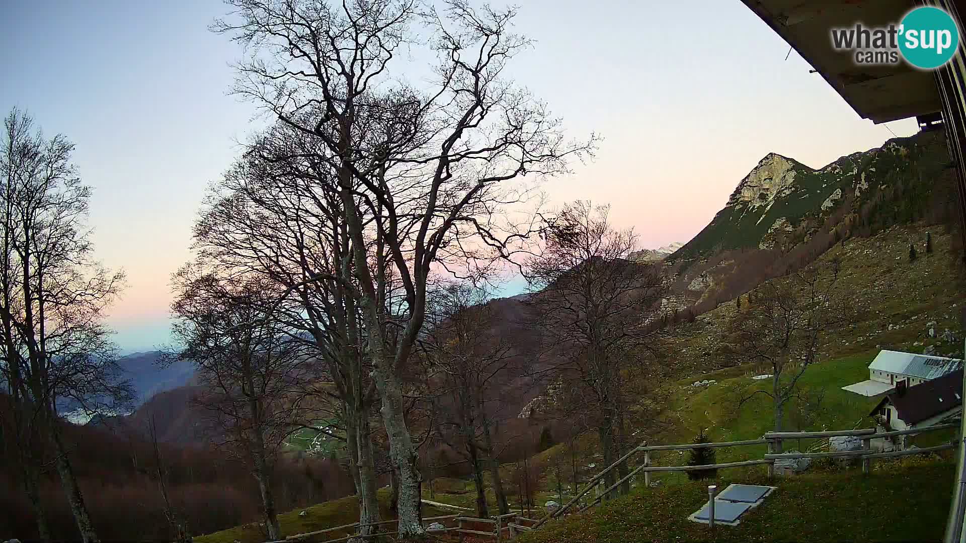 Baita di montagna Planina Razor webcam (1315) | vista su Tolminski Migovec