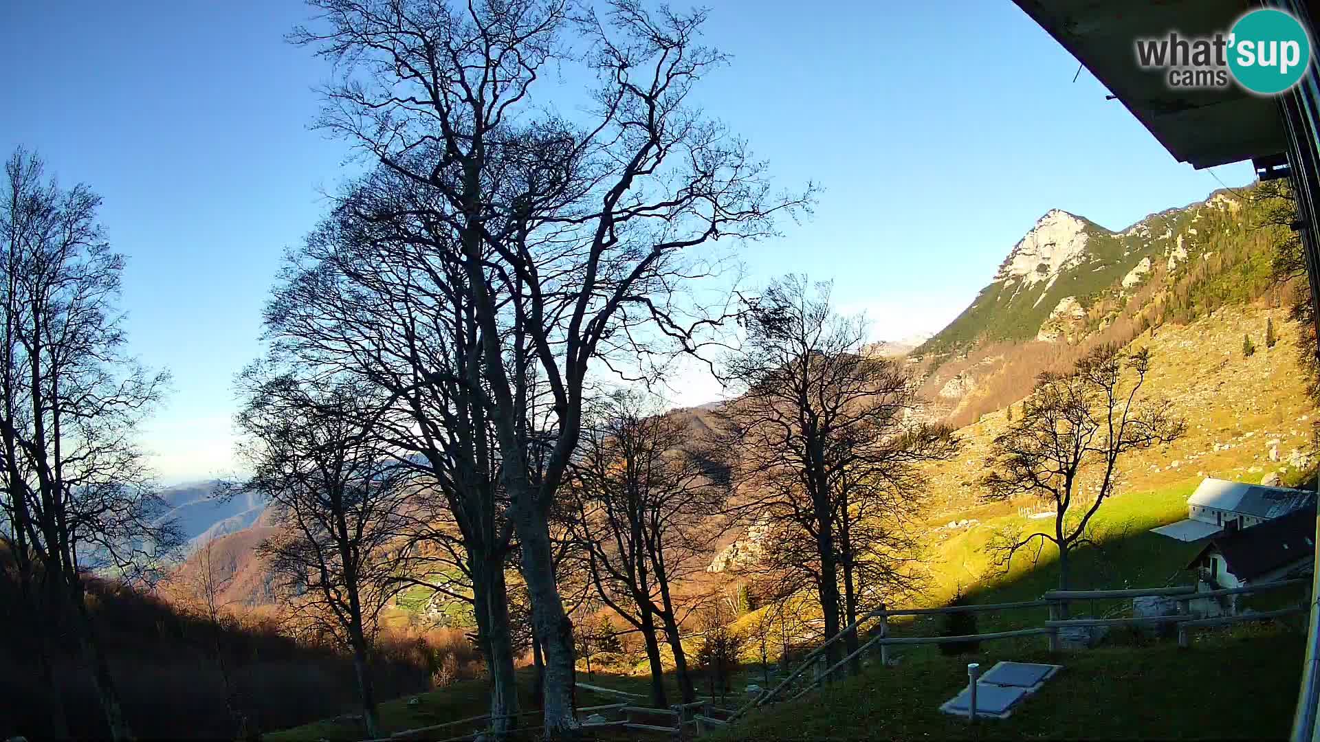 Koča na Planini Razor spletna kamera (1315) | Pogled na Tolminski Migovec