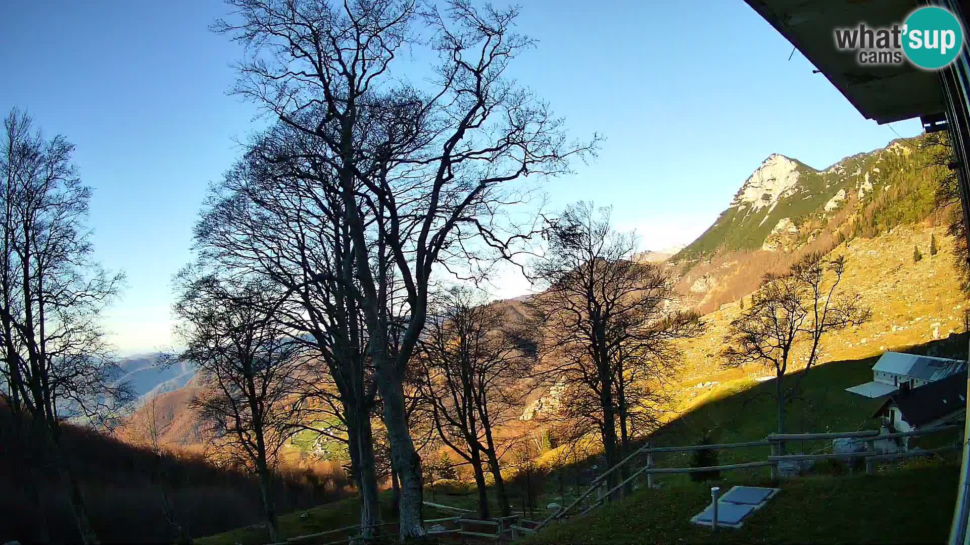 Koča na Planini Razor spletna kamera (1315) | Pogled na Tolminski Migovec