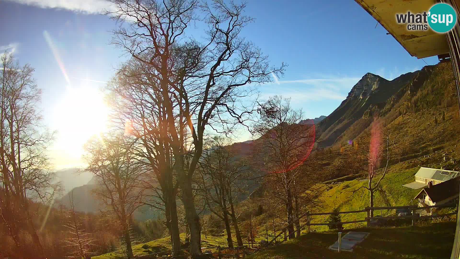 Cámara en vivo de la cabaña de montaña Planina Razor (1315) | vista hacia Tolminski Migovec