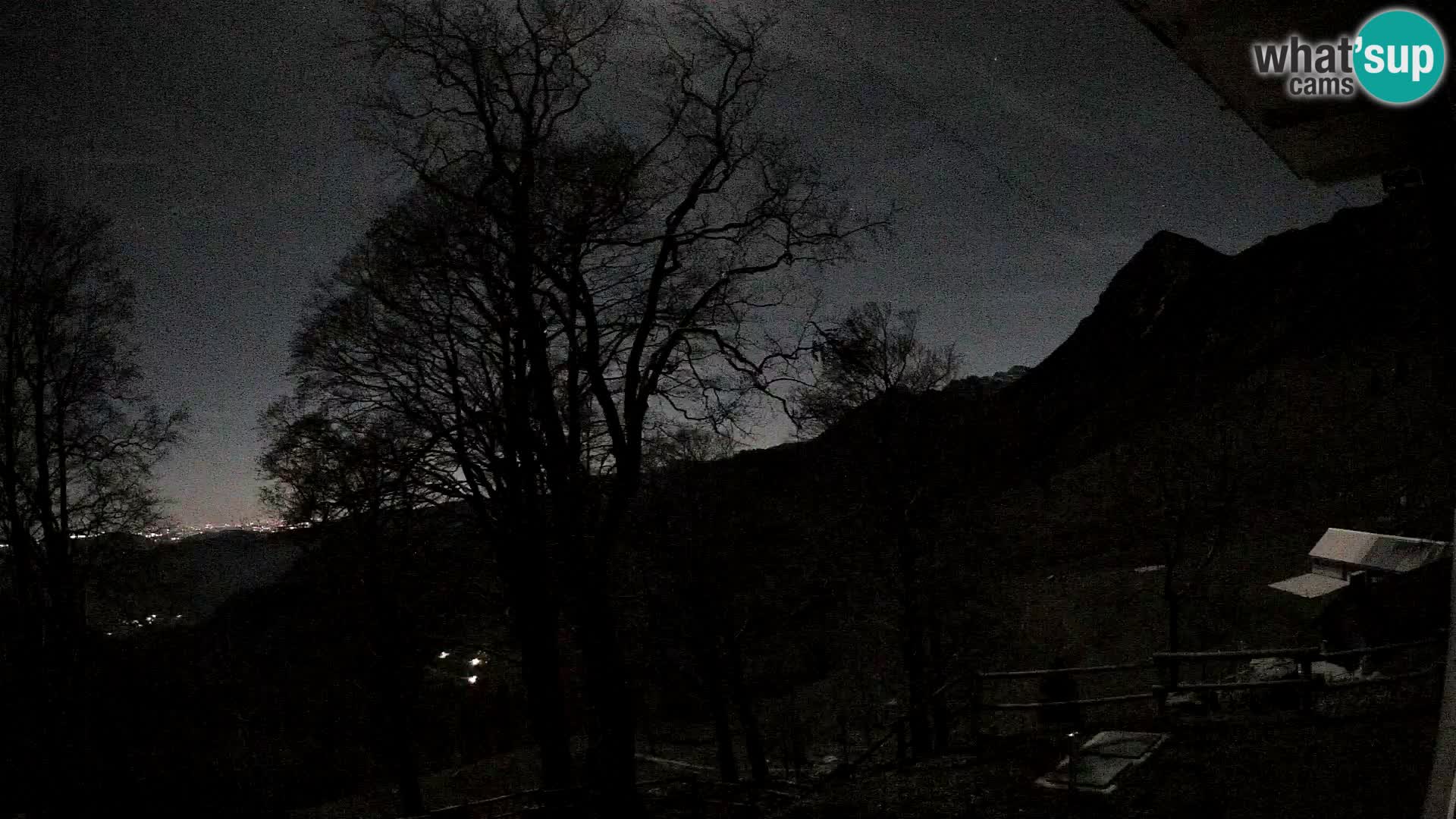 Cámara en vivo de la cabaña de montaña Planina Razor (1315) | vista hacia Tolminski Migovec