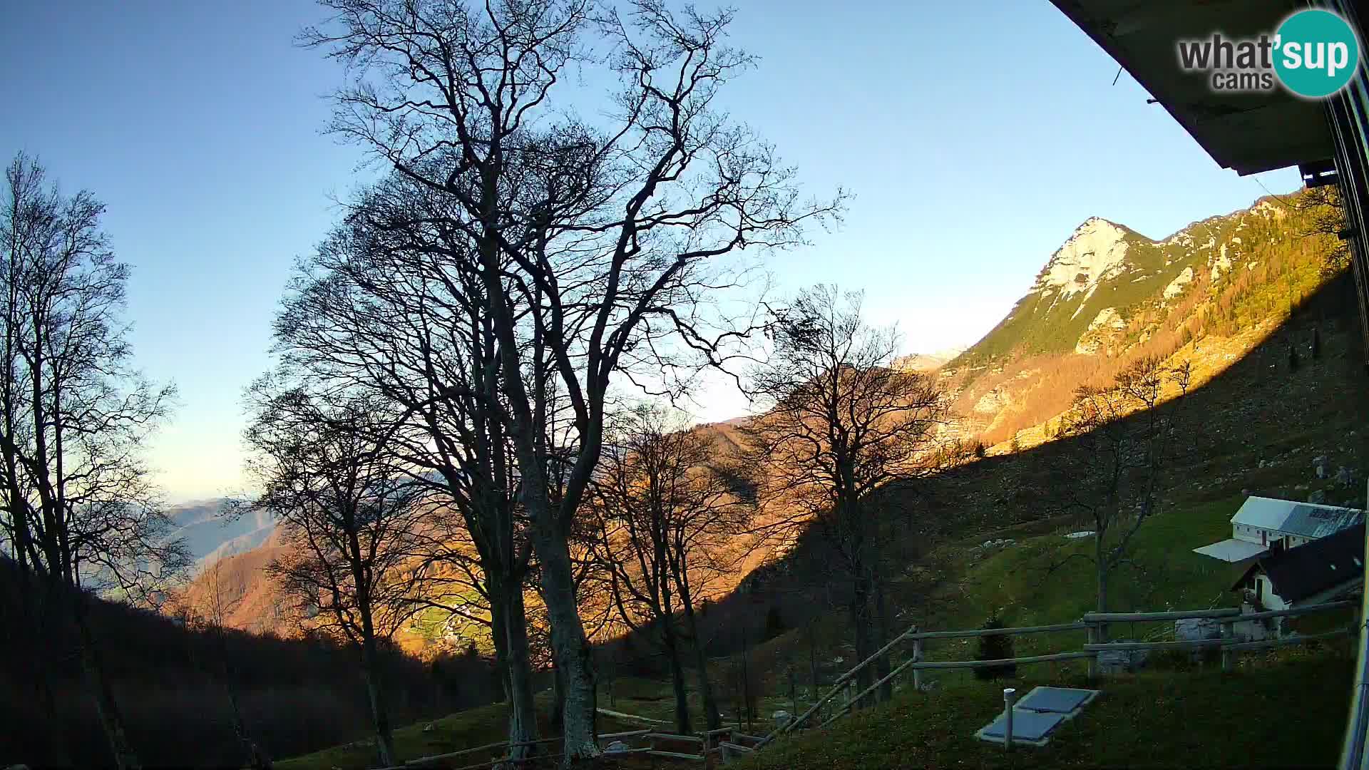 Cámara en vivo de la cabaña de montaña Planina Razor (1315) | vista hacia Tolminski Migovec