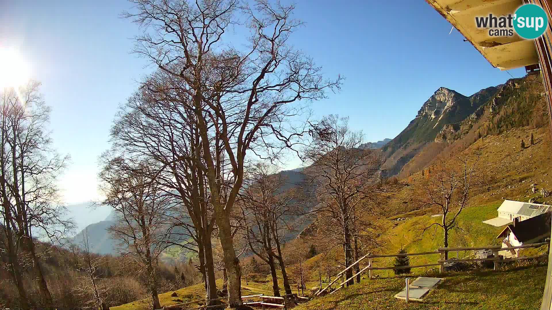 Cámara en vivo de la cabaña de montaña Planina Razor (1315) | vista hacia Tolminski Migovec