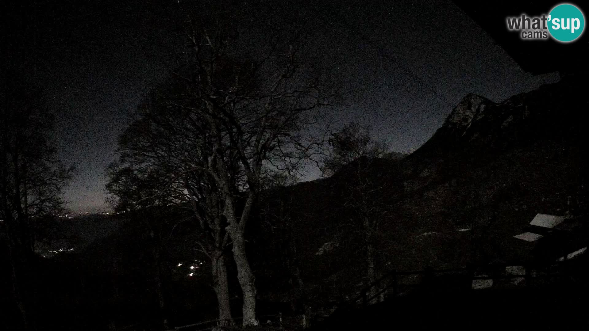 Cámara en vivo de la cabaña de montaña Planina Razor (1315) | vista hacia Tolminski Migovec