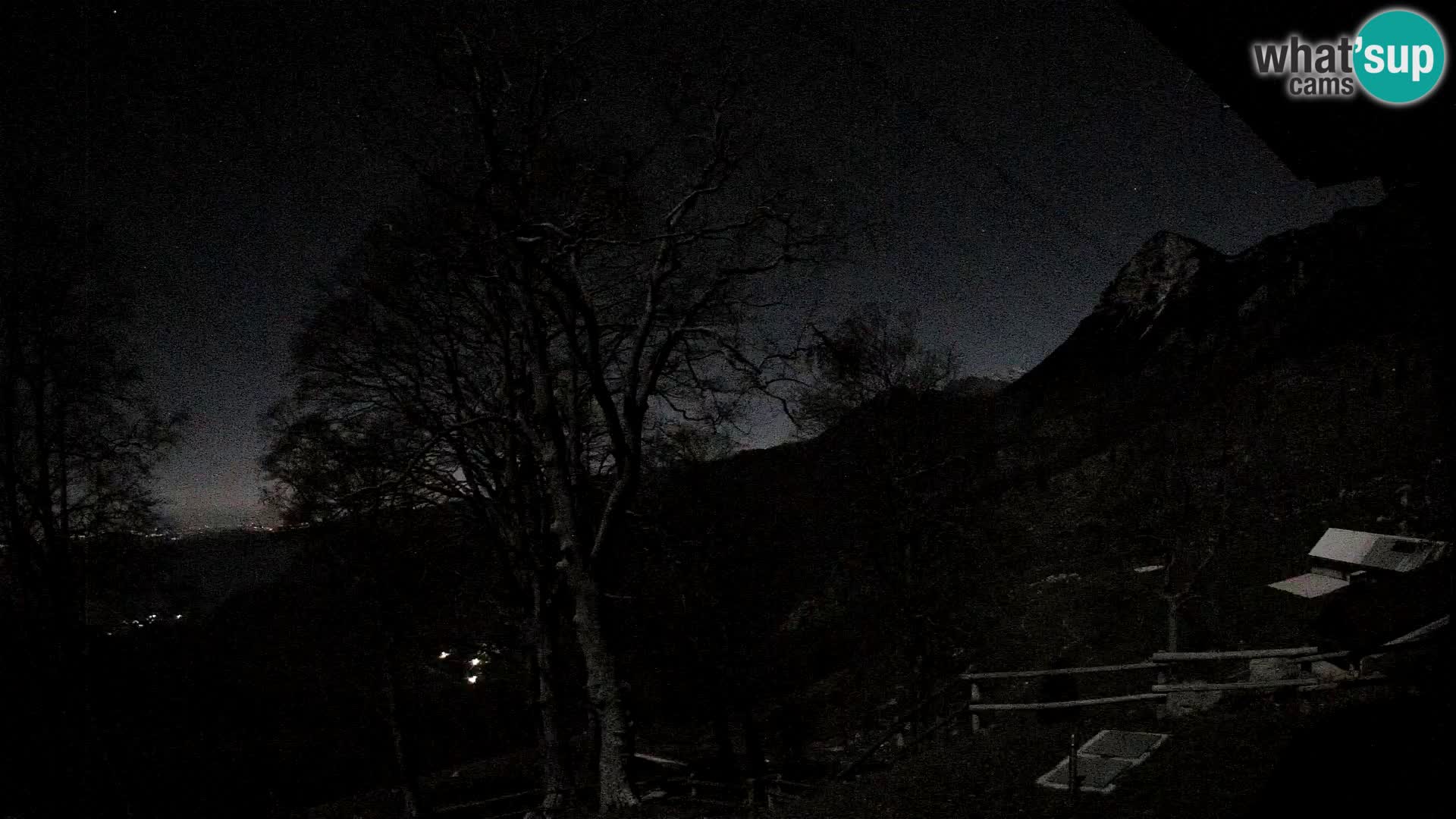 Cámara en vivo de la cabaña de montaña Planina Razor (1315) | vista hacia Tolminski Migovec