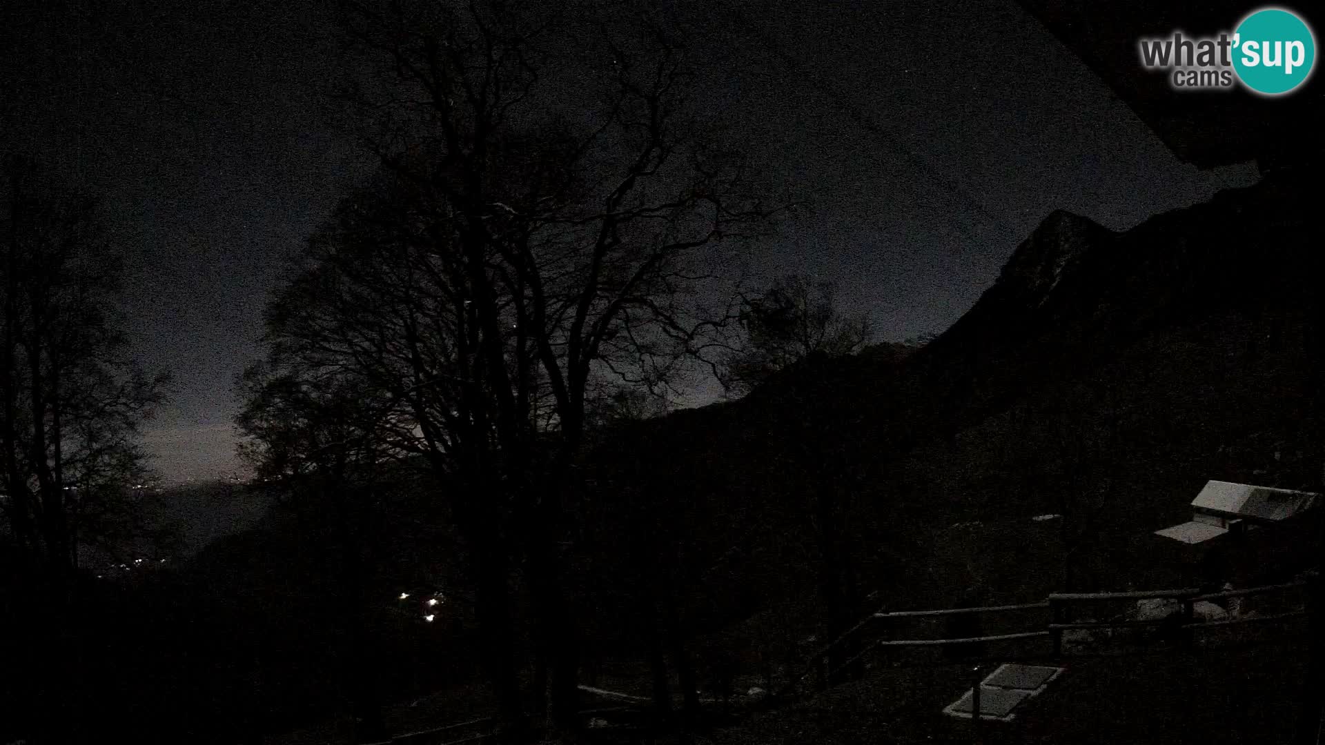 Koča na Planini Razor spletna kamera (1315) | Pogled na Tolminski Migovec