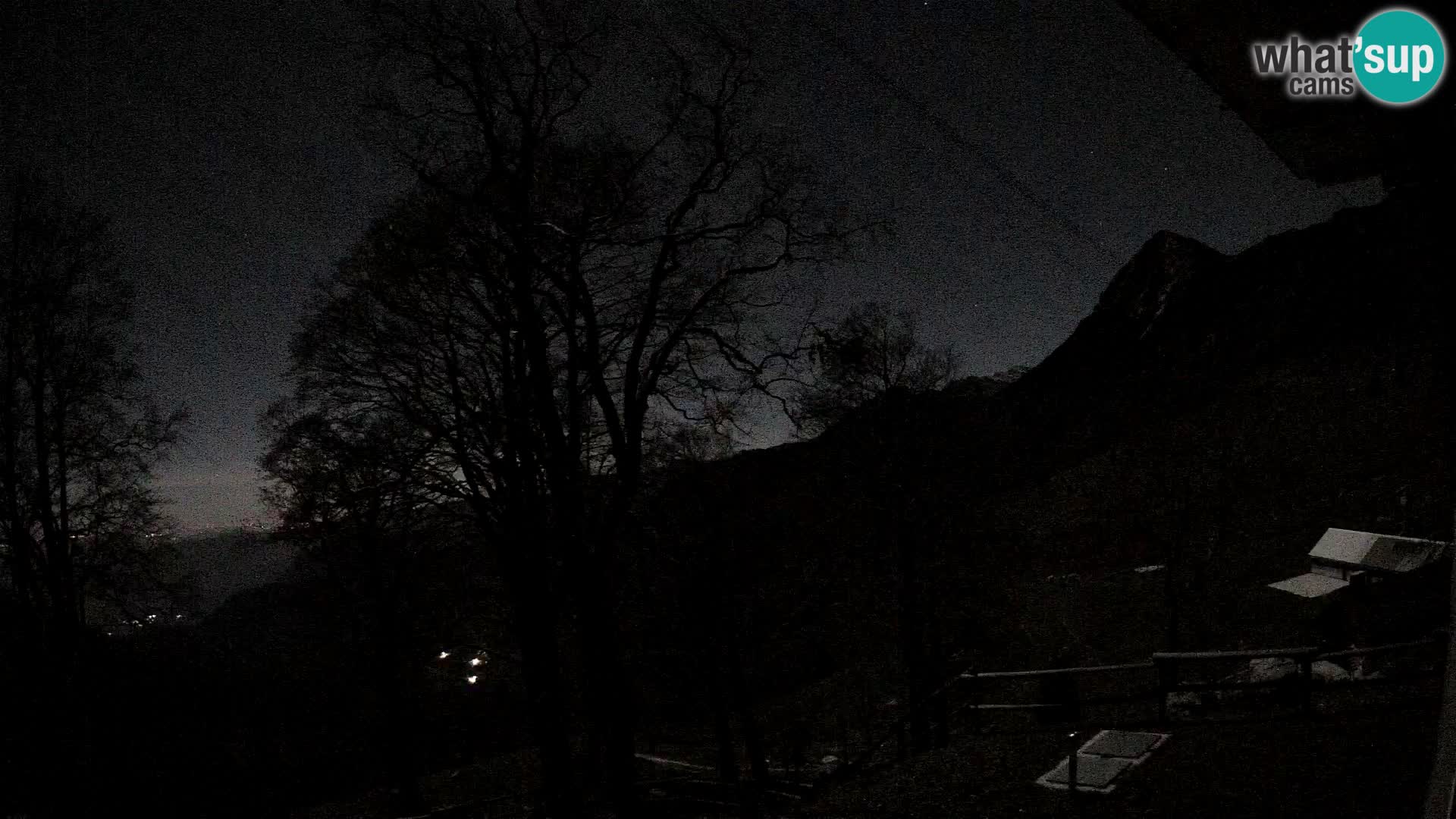 Koča na Planini Razor spletna kamera (1315) | Pogled na Tolminski Migovec