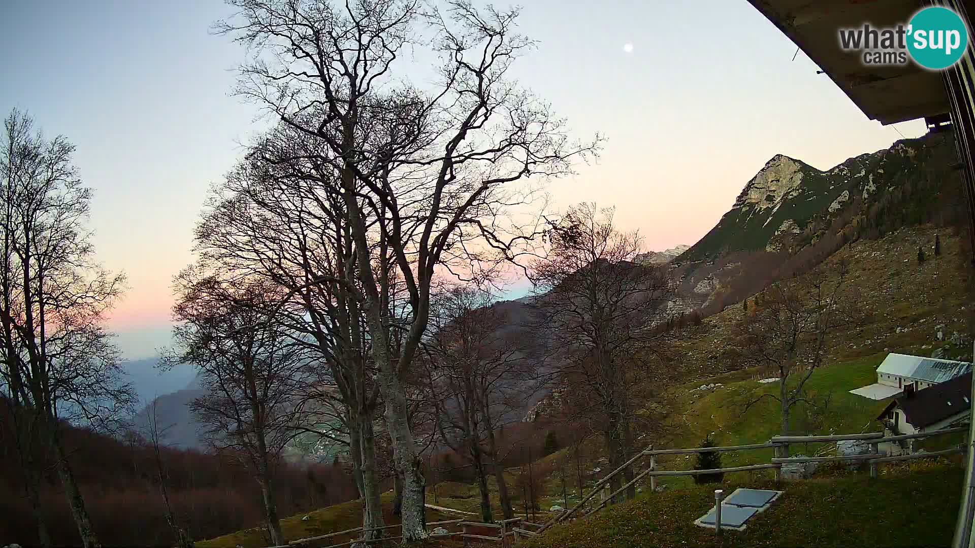 Cámara en vivo de la cabaña de montaña Planina Razor (1315) | vista hacia Tolminski Migovec