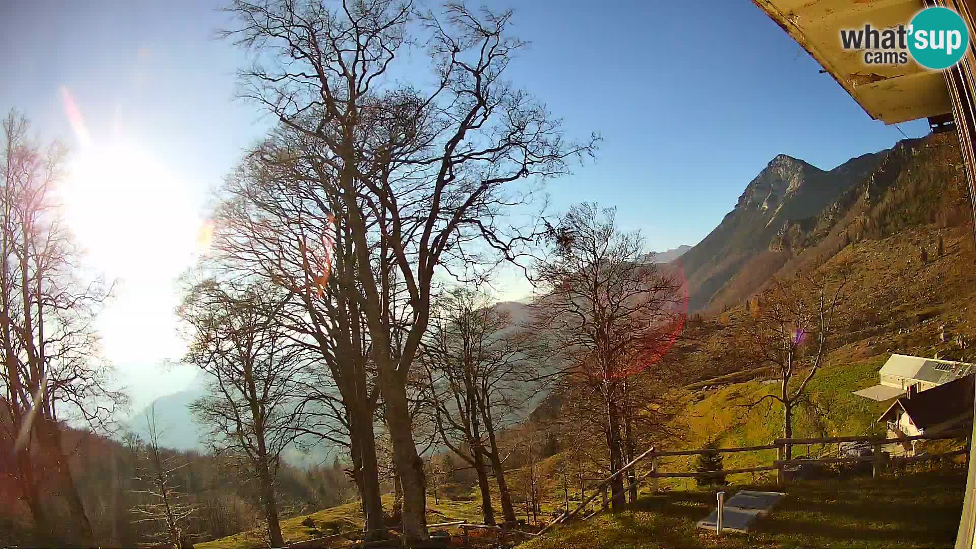Cámara en vivo de la cabaña de montaña Planina Razor (1315) | vista hacia Tolminski Migovec