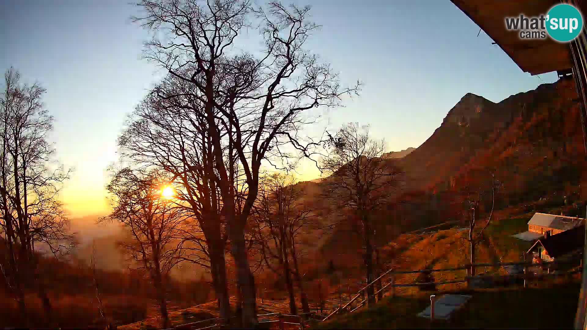 Cámara en vivo de la cabaña de montaña Planina Razor (1315) | vista hacia Tolminski Migovec