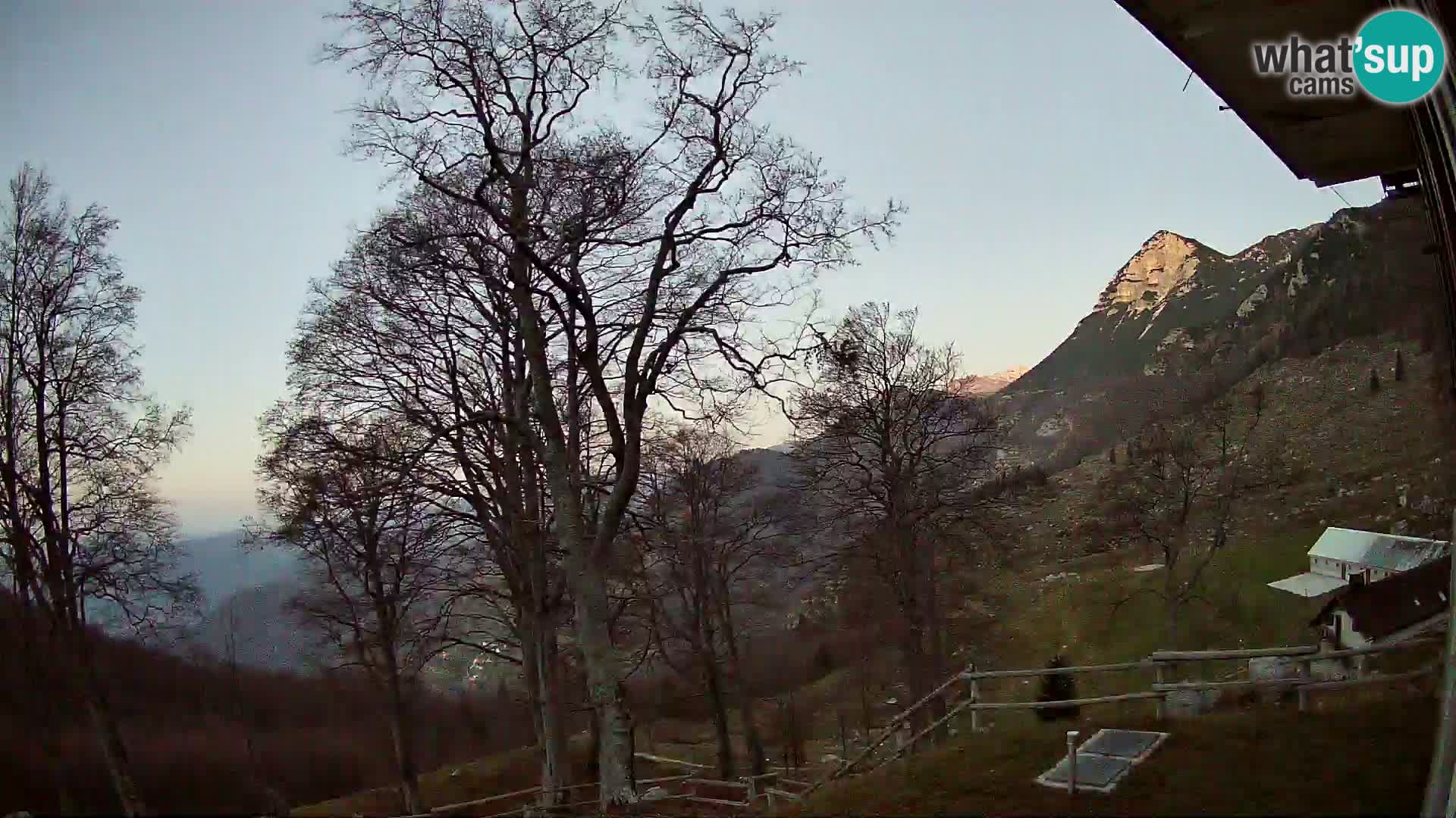 Baita di montagna Planina Razor webcam (1315) | vista su Tolminski Migovec