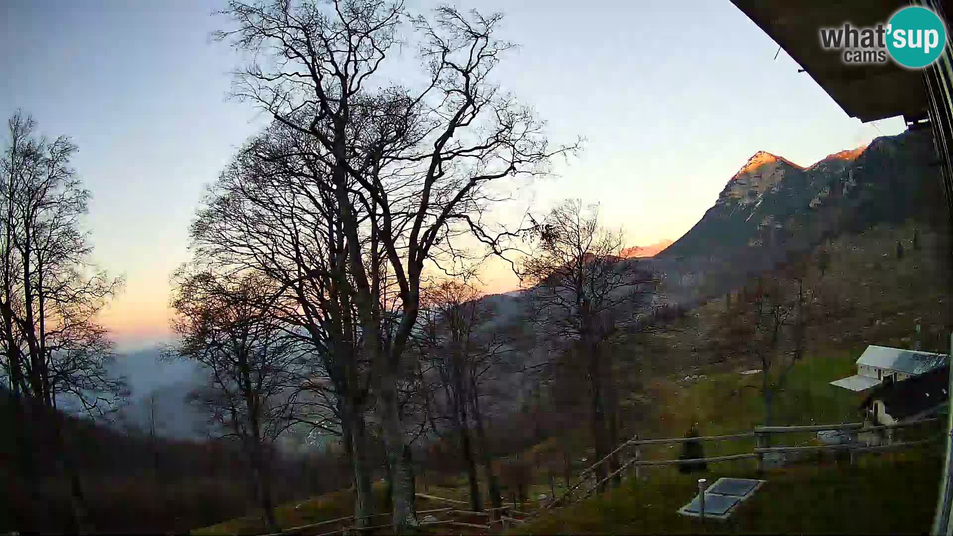 Koča na Planini Razor spletna kamera (1315) | Pogled na Tolminski Migovec