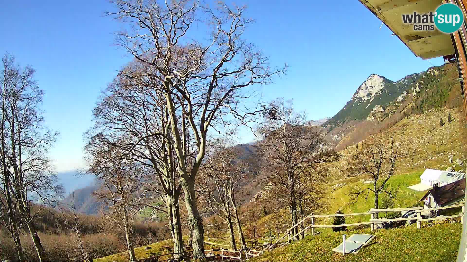 Koča na Planini Razor spletna kamera (1315) | Pogled na Tolminski Migovec