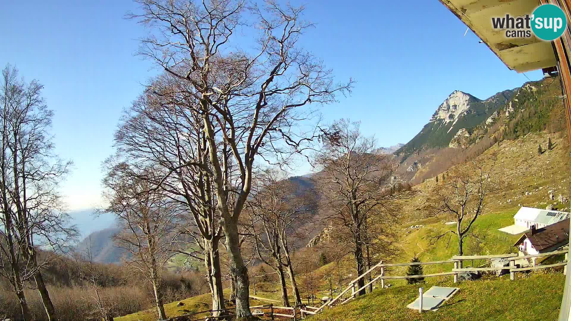 Planina Razor Mountain Hut live cam (1315) | view to Tolminski Migovec
