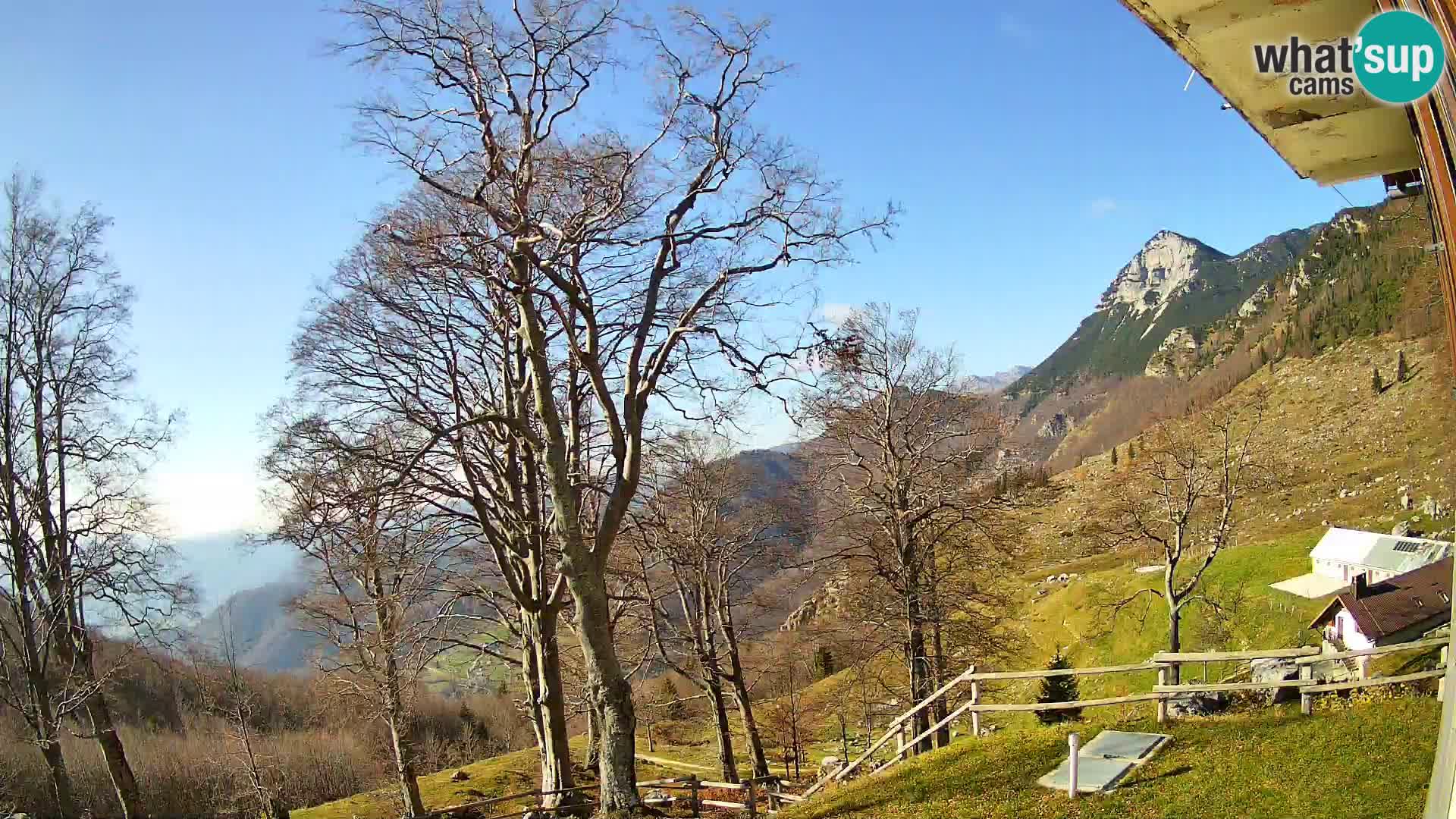 Cámara en vivo de la cabaña de montaña Planina Razor (1315) | vista hacia Tolminski Migovec