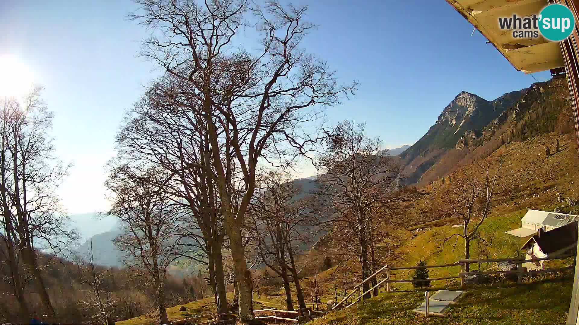 Koča na Planini Razor spletna kamera (1315) | Pogled na Tolminski Migovec