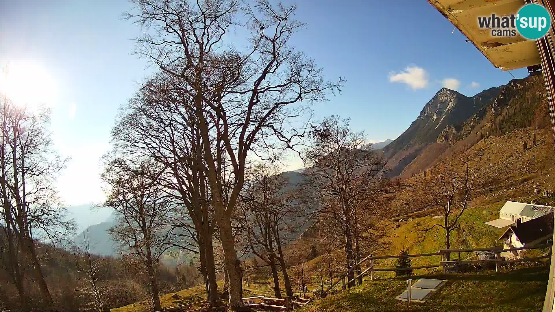 Cámara en vivo de la cabaña de montaña Planina Razor (1315) | vista hacia Tolminski Migovec