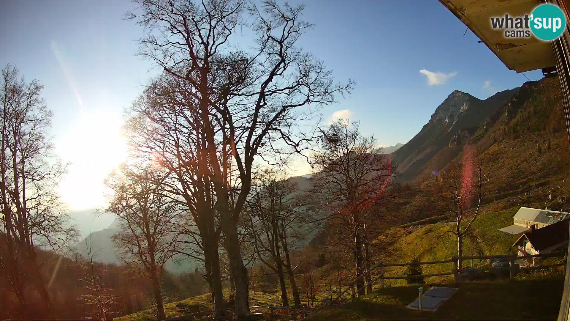 Koča na Planini Razor spletna kamera (1315) | Pogled na Tolminski Migovec