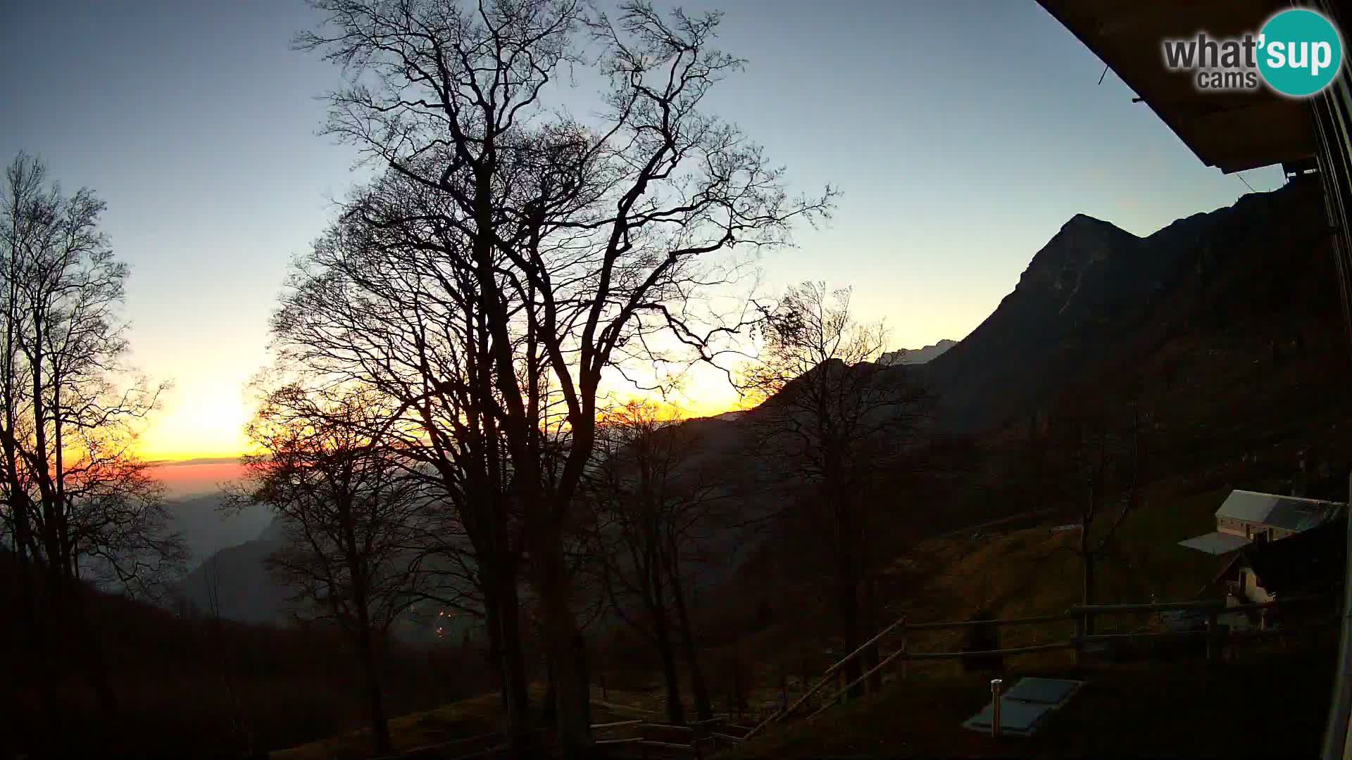 Baita di montagna Planina Razor webcam (1315) | vista su Tolminski Migovec