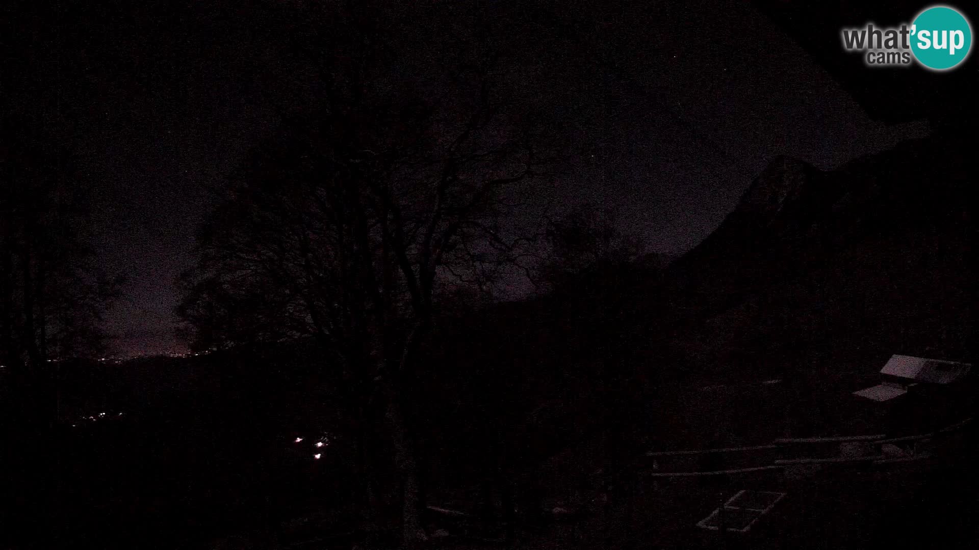 Cámara en vivo de la cabaña de montaña Planina Razor (1315) | vista hacia Tolminski Migovec