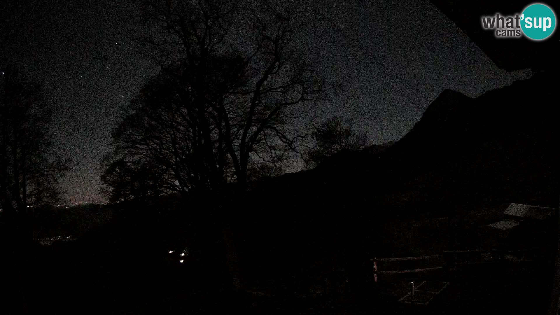 Cámara en vivo de la cabaña de montaña Planina Razor (1315) | vista hacia Tolminski Migovec